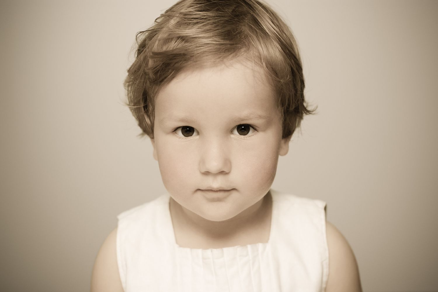 Profesionalni otroški portret v studiu Foto Colarič v Krškem – nežna studijska fotografija otroka za družinski album.