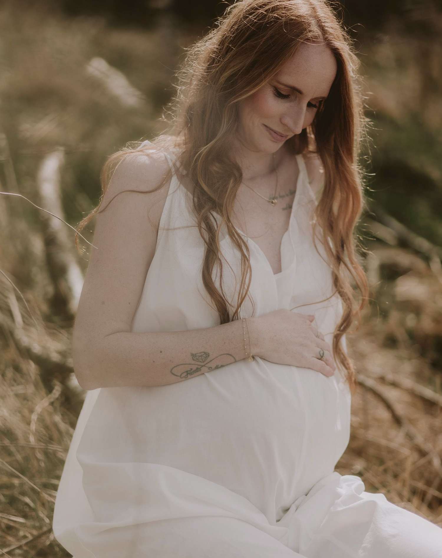 Smuk gravid kvinde i naturen i Middelfart til en fotografering. Fotograf Middelfart
