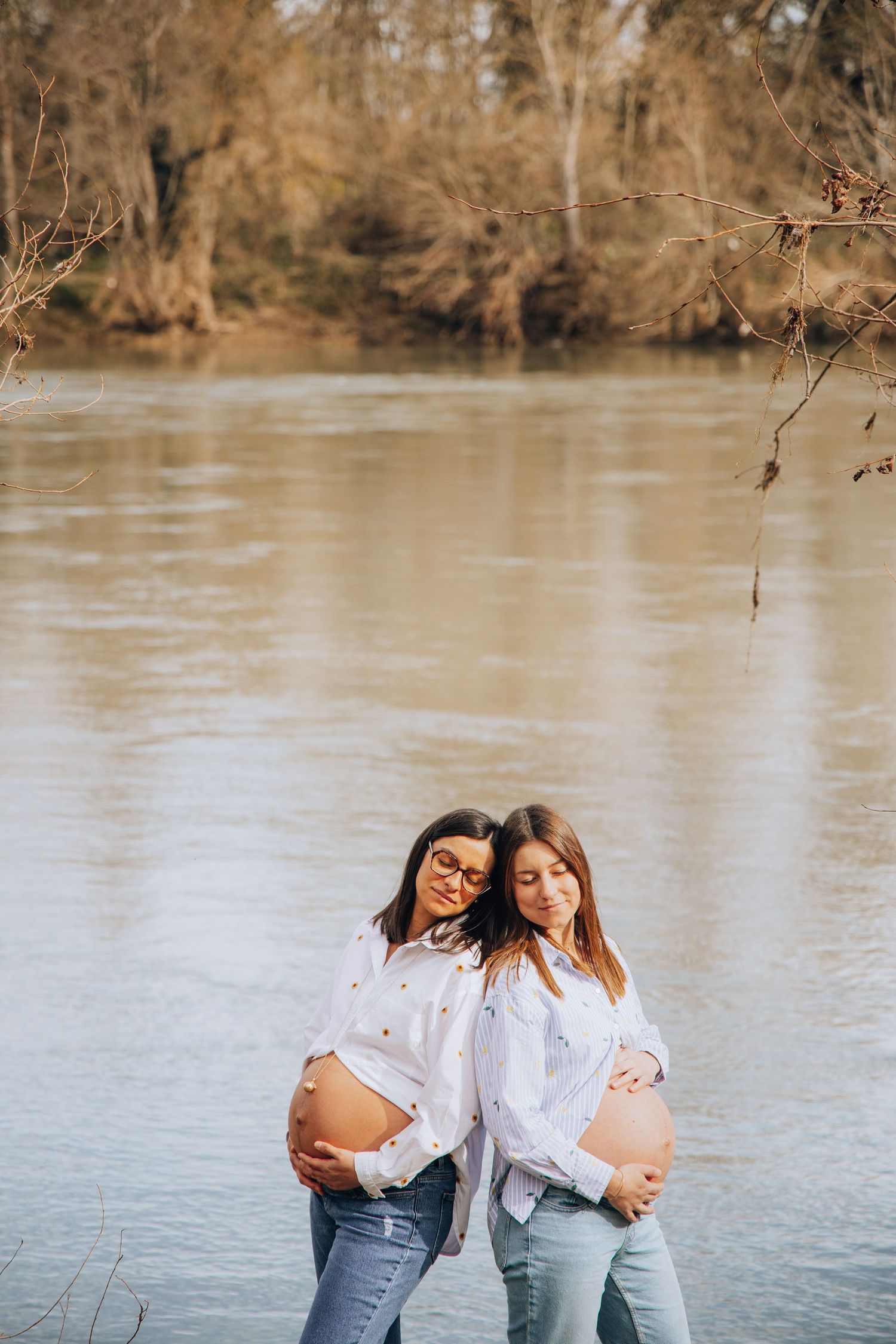 Portrait de groupe de femmes enceintes dans un décor naturel lumineux