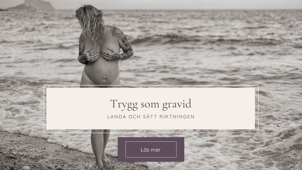 Svartvit bild på en gravid kvinna som går i strandkanten. "Gravidfotografering" står framför + en lila knapp med texten "läs mer"