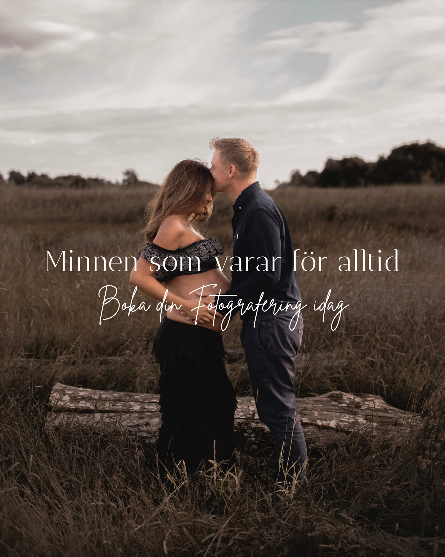 ett par står på en åker och mannen kysser kvinnan på pannan. text: minnen som varar för alltid, boka din fotografering idag