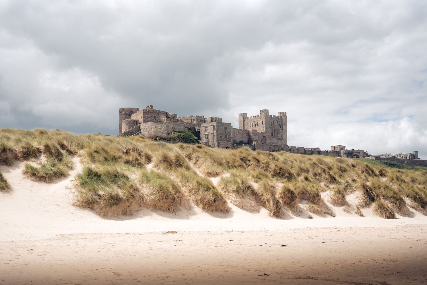 Vue du château de Bamburgh depuis la plage