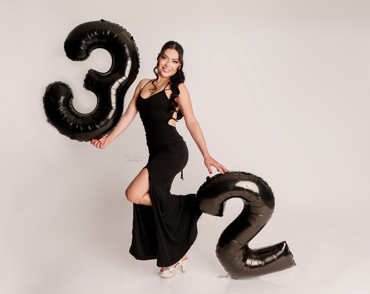 sesion de fotos en estudio con fondo blanco y mujer con vestido elegante 32 anos 32 year old photoshoot