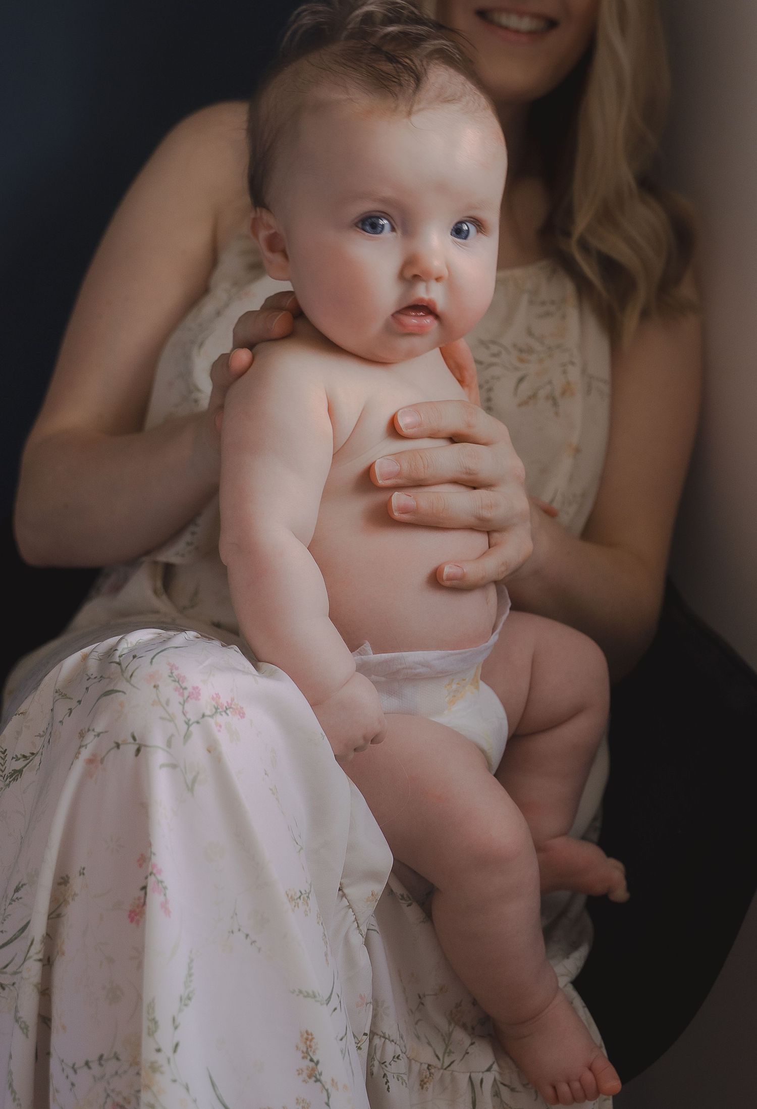 intimate-motherhood-photography-swaddle-and-snuggles.jpg