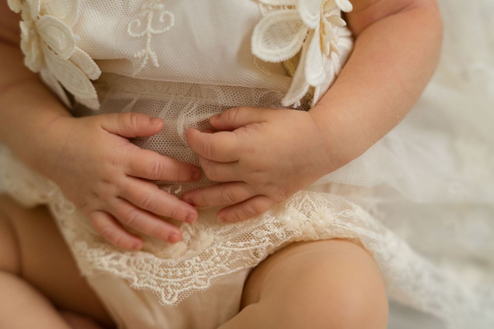 photo de detail des mains de bébé