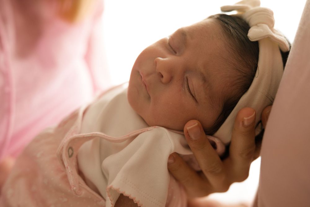 photo d'un bébé dans les bras de sa maman