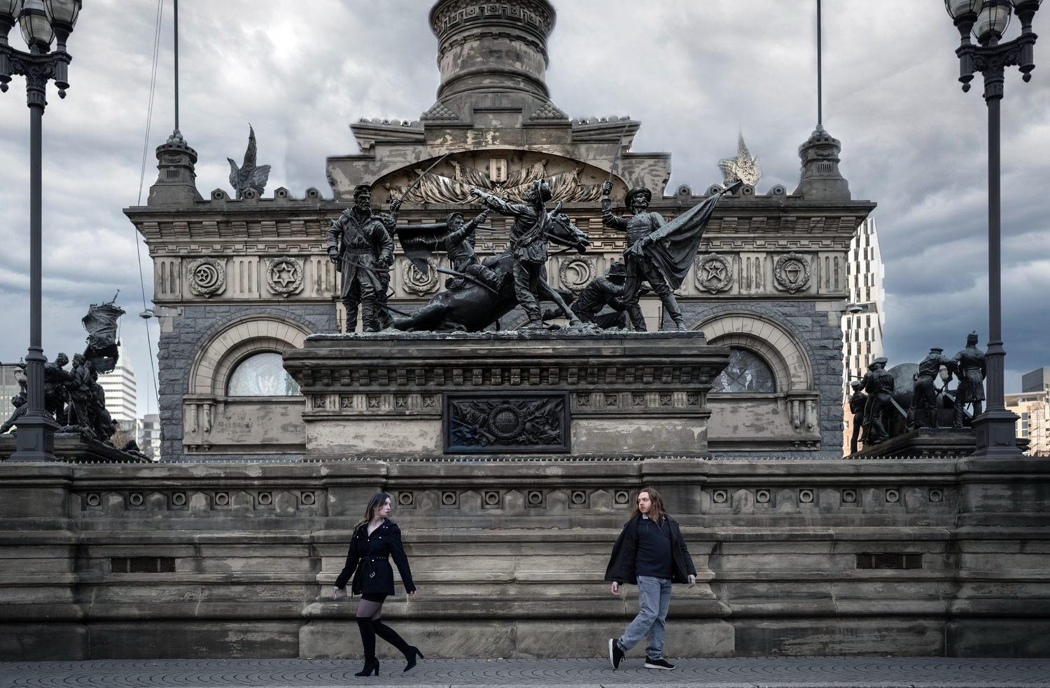 A panoramic view of a  Memorial  with a romantic couple during an engagement session