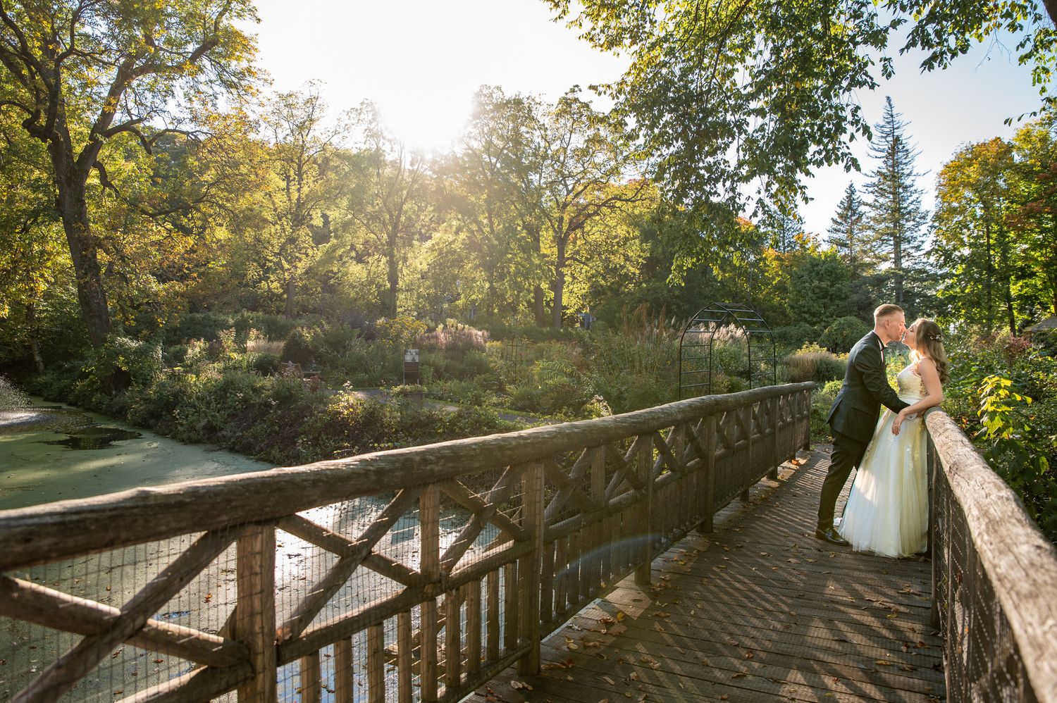 Couple, mariage, nouveaux mariés, jardins, soleil