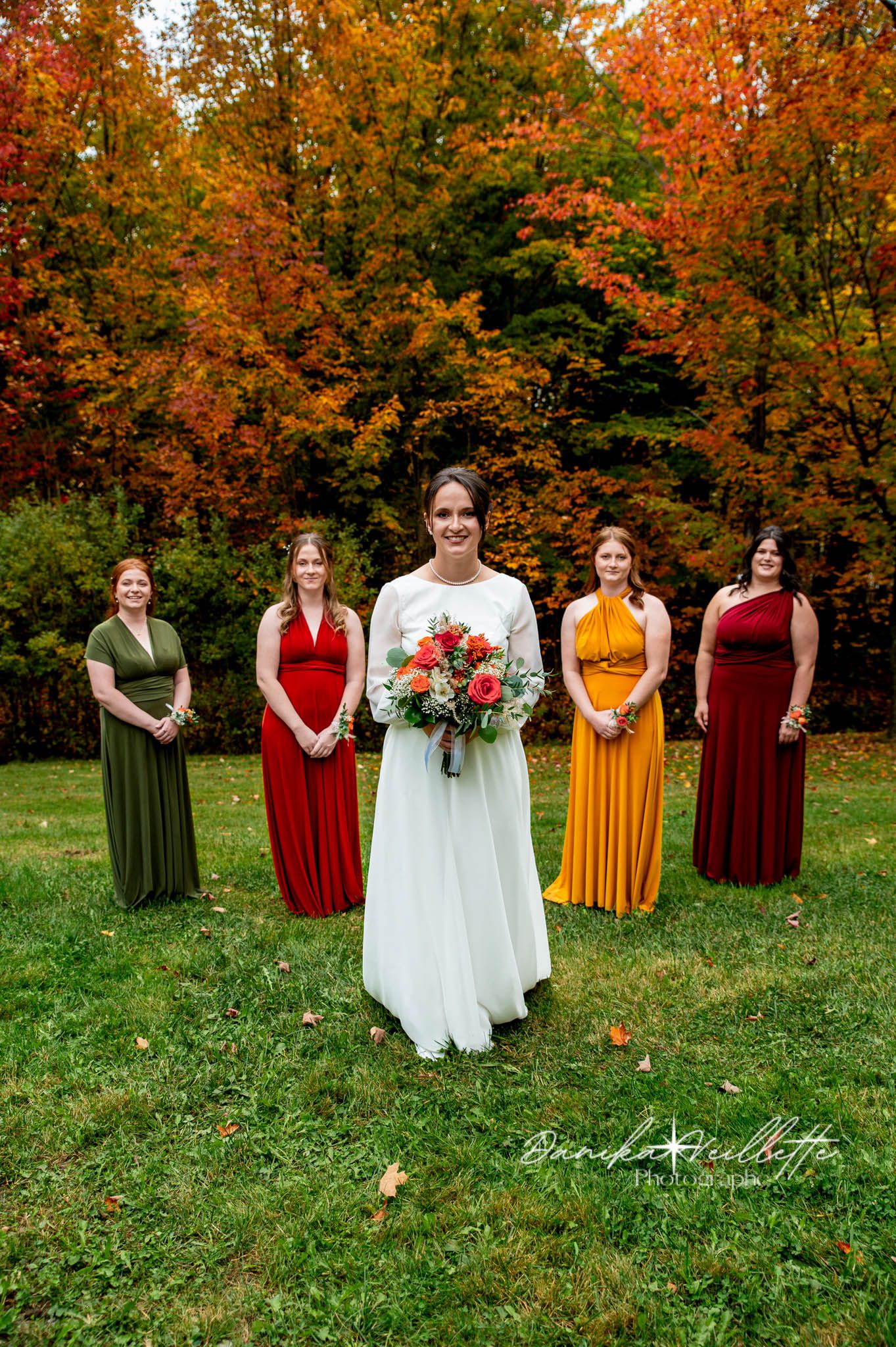 Cortège, femmes d'honneur. mariage, célébration, automne