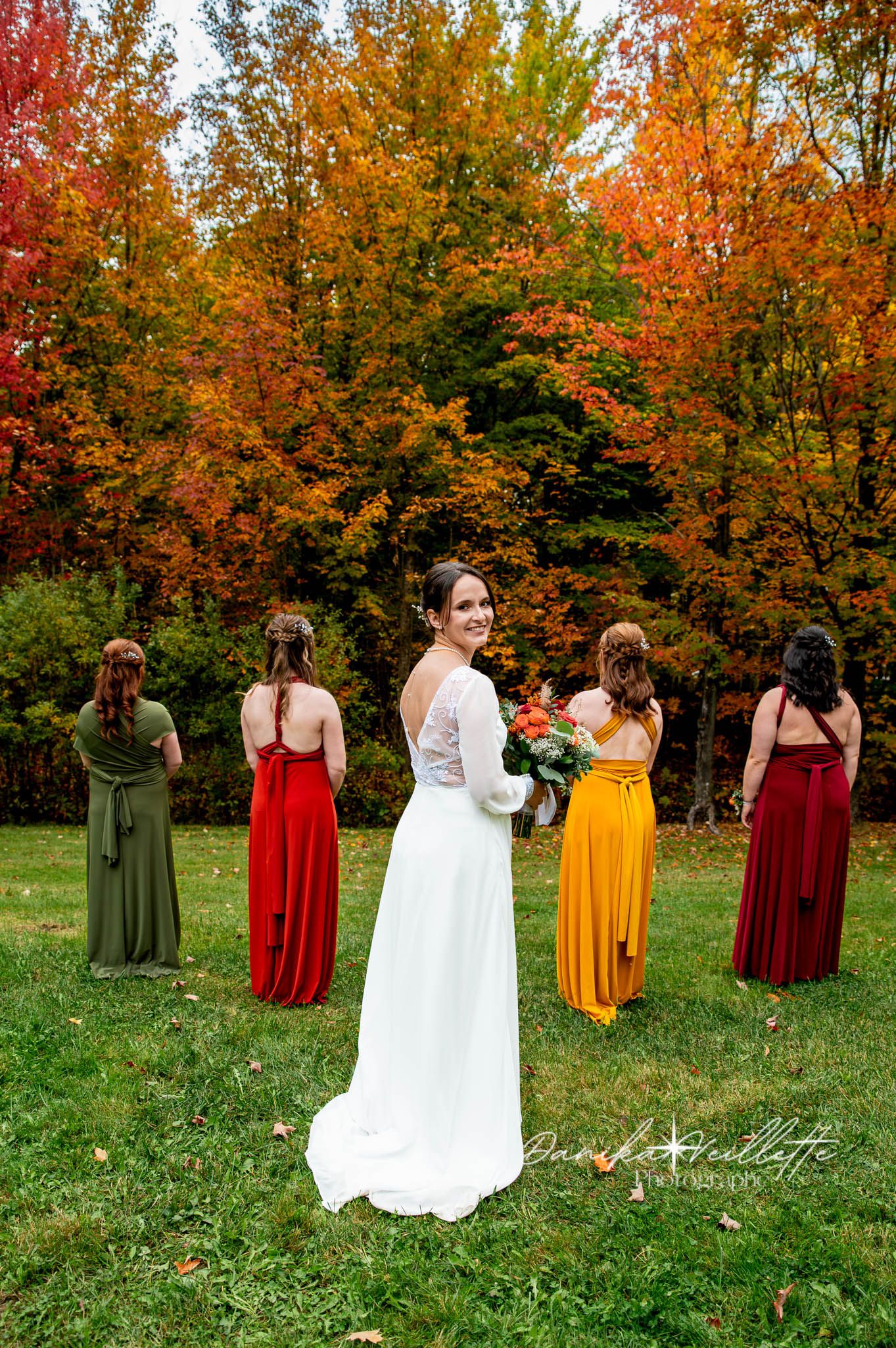 Cortège, femmes d'honneur. mariage, célébration, automne
