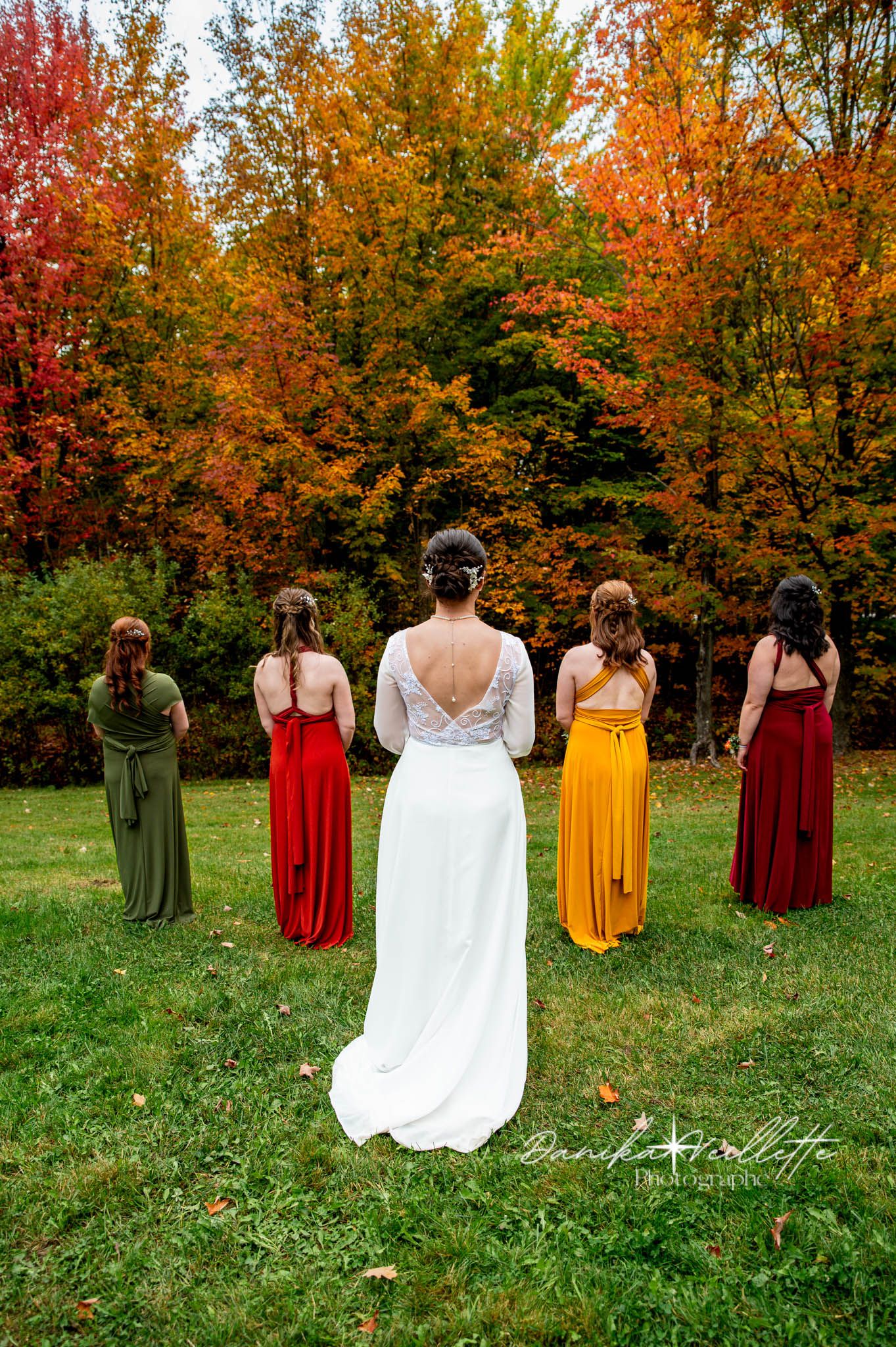 Cortège, femmes d'honneur. mariage, célébration, automne