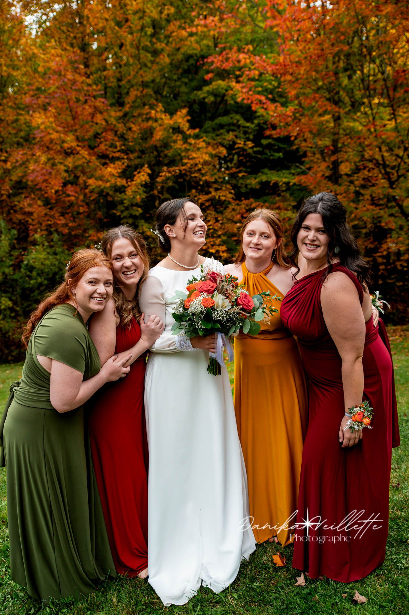 Cortège, femmes d'honneur. mariage, célébration, automne