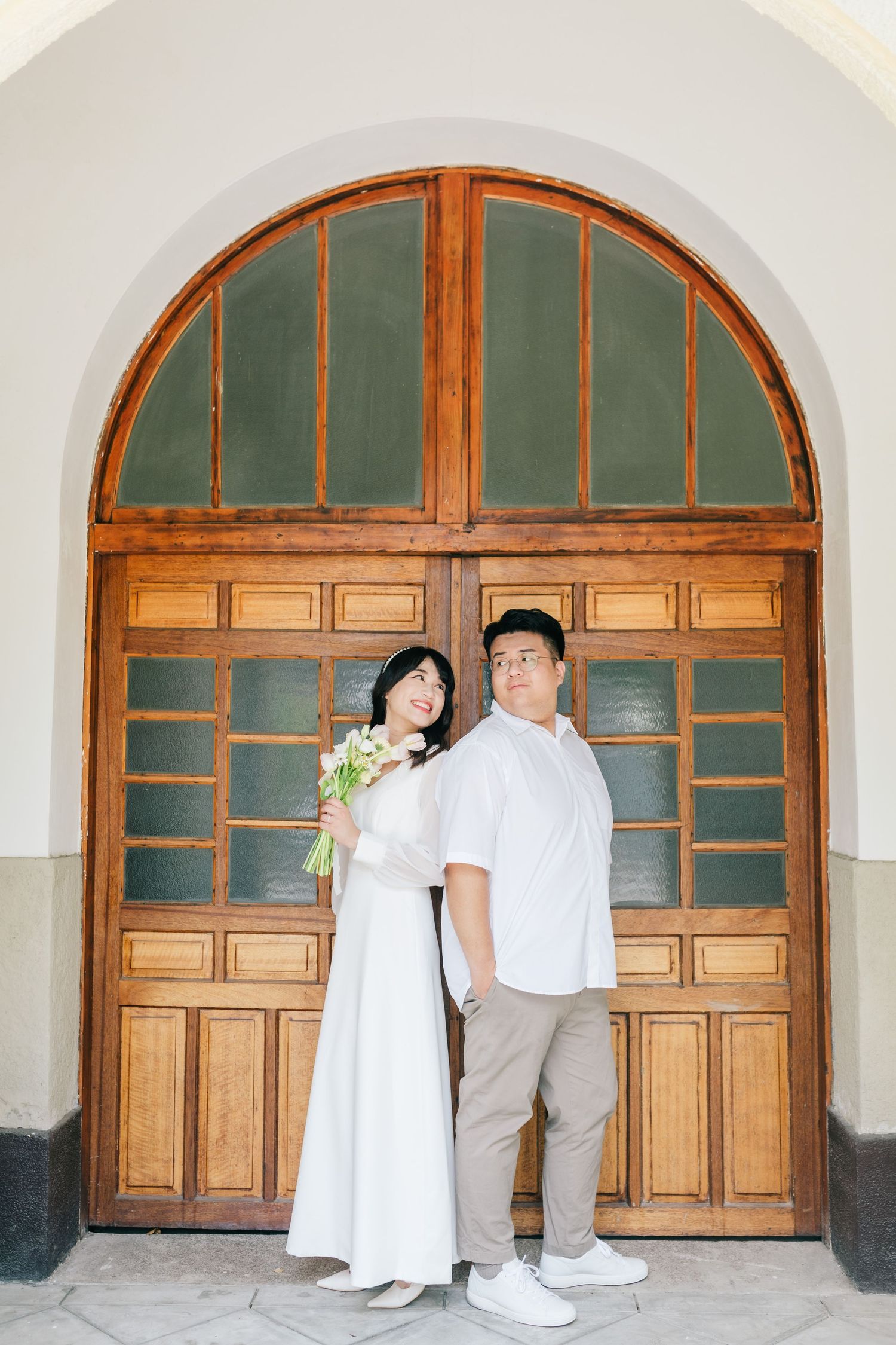 登記寫真記錄新人於戶政事務所完成結婚登記的重要時刻，以自然紀實的方式捕捉簽名、對看與家人陪伴的互動畫面。相較傳統婚禮攝影，登記寫真風格更低調、輕鬆，適合喜歡簡單、不擺拍的新人，也能同時留下家庭合照、輕婚紗或朋友寫真的紀念，為婚姻開始留下真實而溫柔的影像。渴望影像，渴望與您相遇。