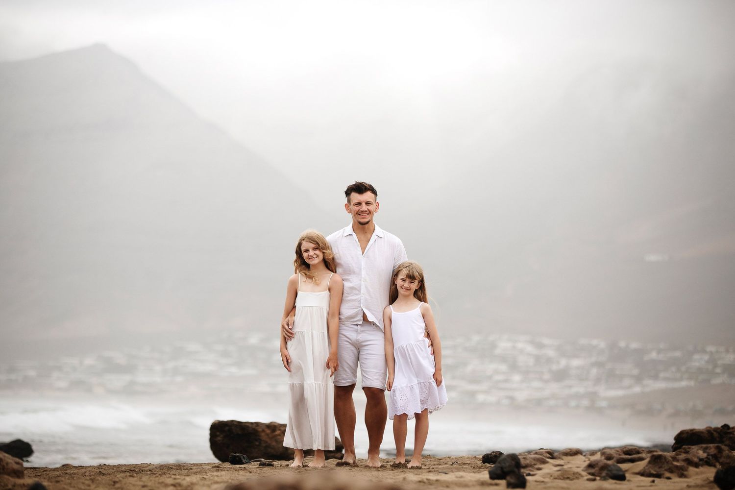 Retrato familiar en la bruma de la playa de Famara - Fotógrafo de familias en Lanzarote y Fuerteventura photoFuerte