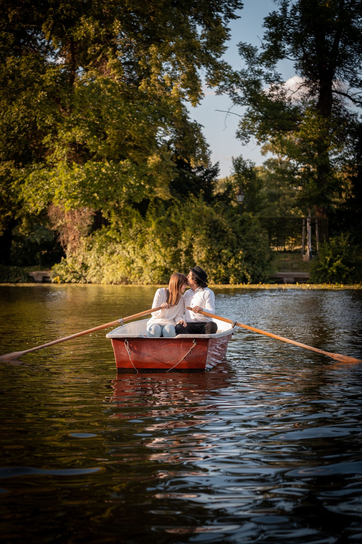 Couple Fotos im Paddleboot im Treptower Park Berlin mit ruhiger Stimmung