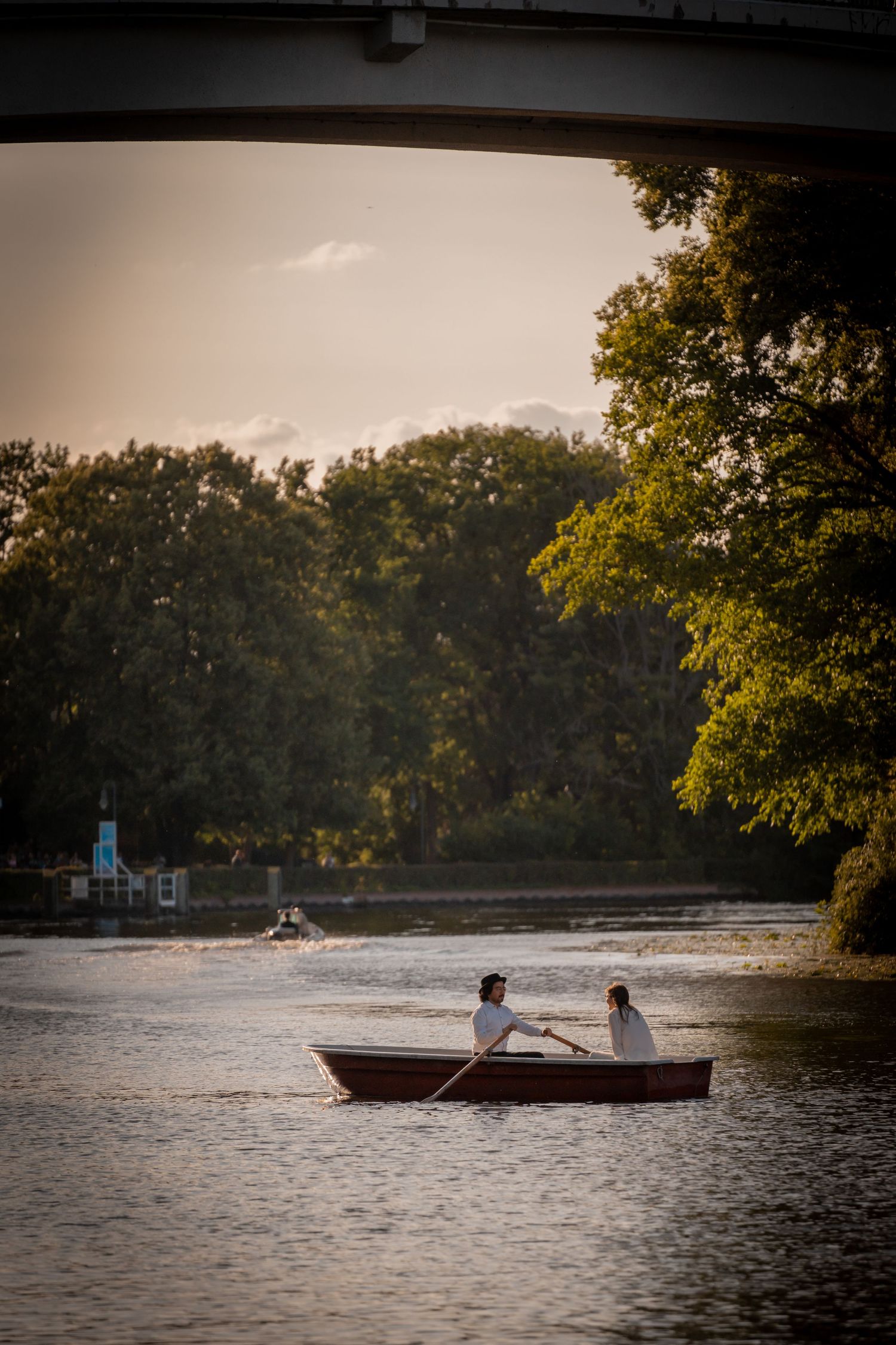 Paarshooting im padelboot im Treptower Park Berlin auf der Spree