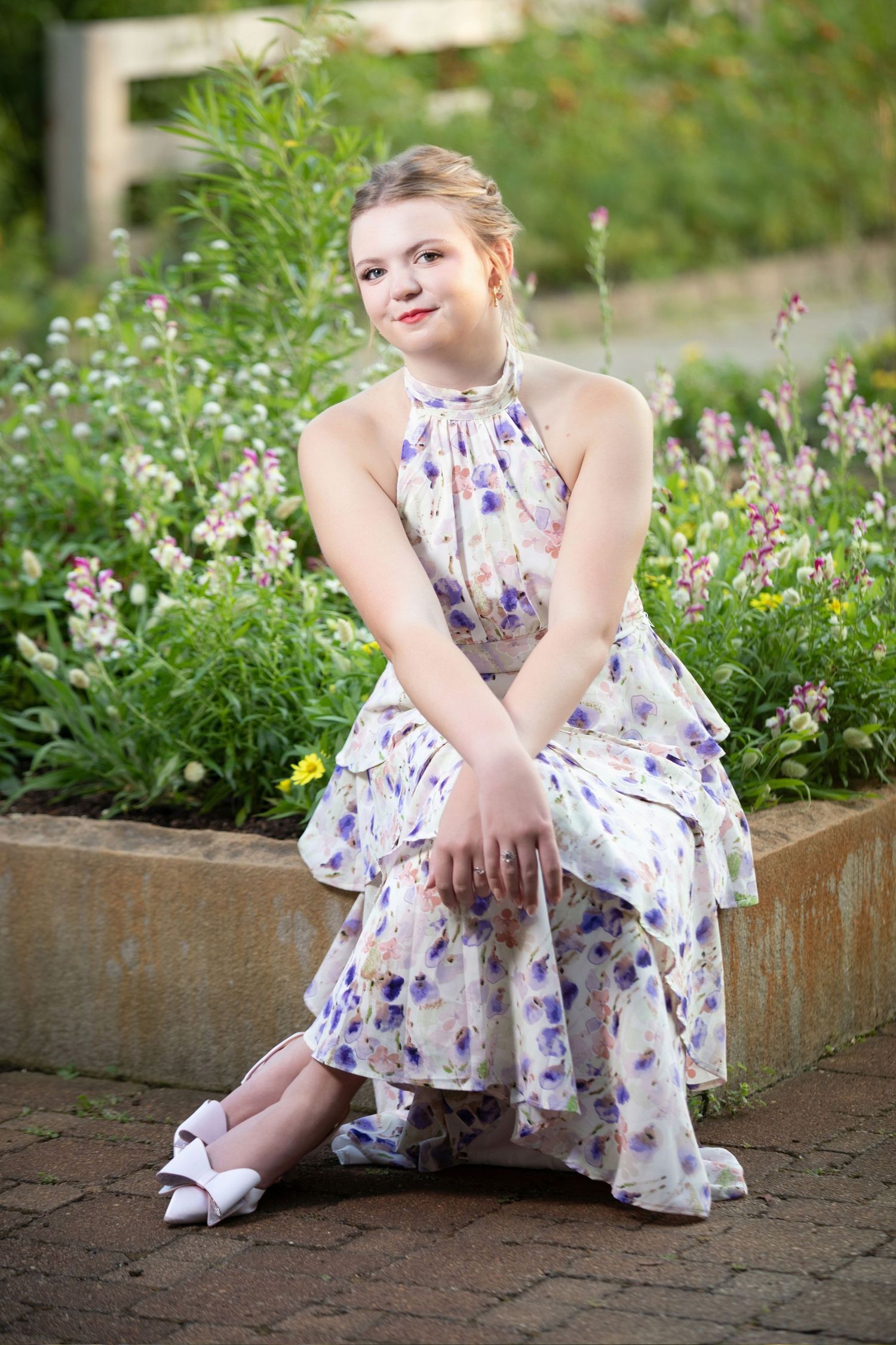 Olentangy senior pictures in Inniswoods.  Senior pictures in the park.  Senior pictures reading a book on a bench. Floral senior pictures.