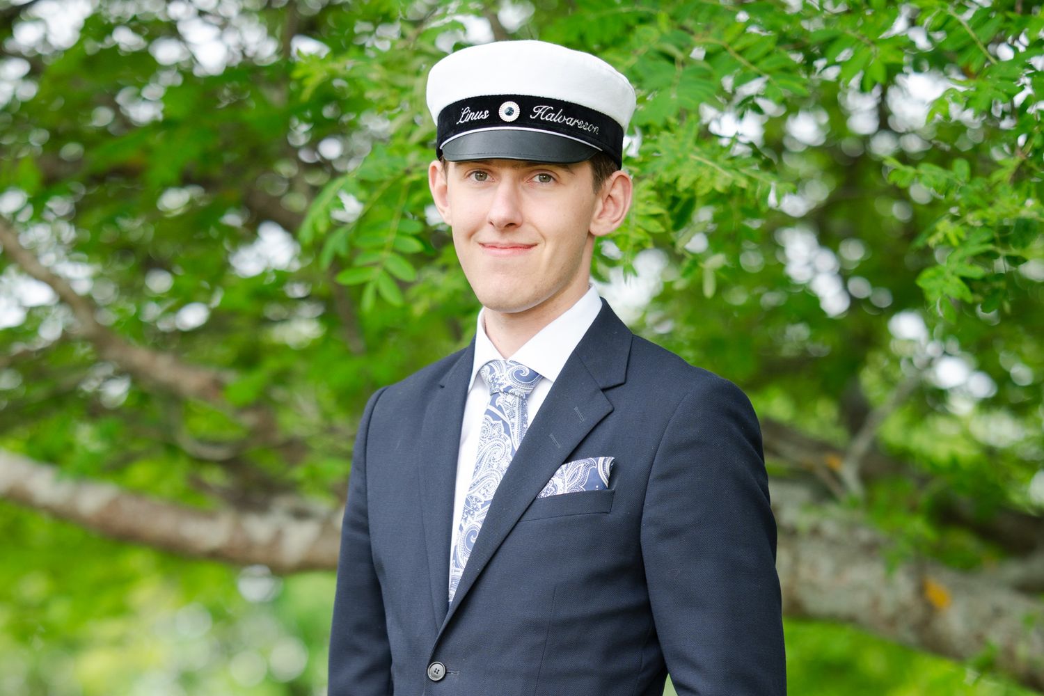 Porträttfoto av en kvinna en sommardag i trädgården
Porträttfotograf: Josefina Nordström "Josefina Fotografen"