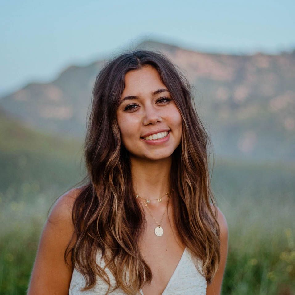 Kauai photographer who is born and raised on the island of Kauai. Young woman photographer. Kela lei photography. About me!