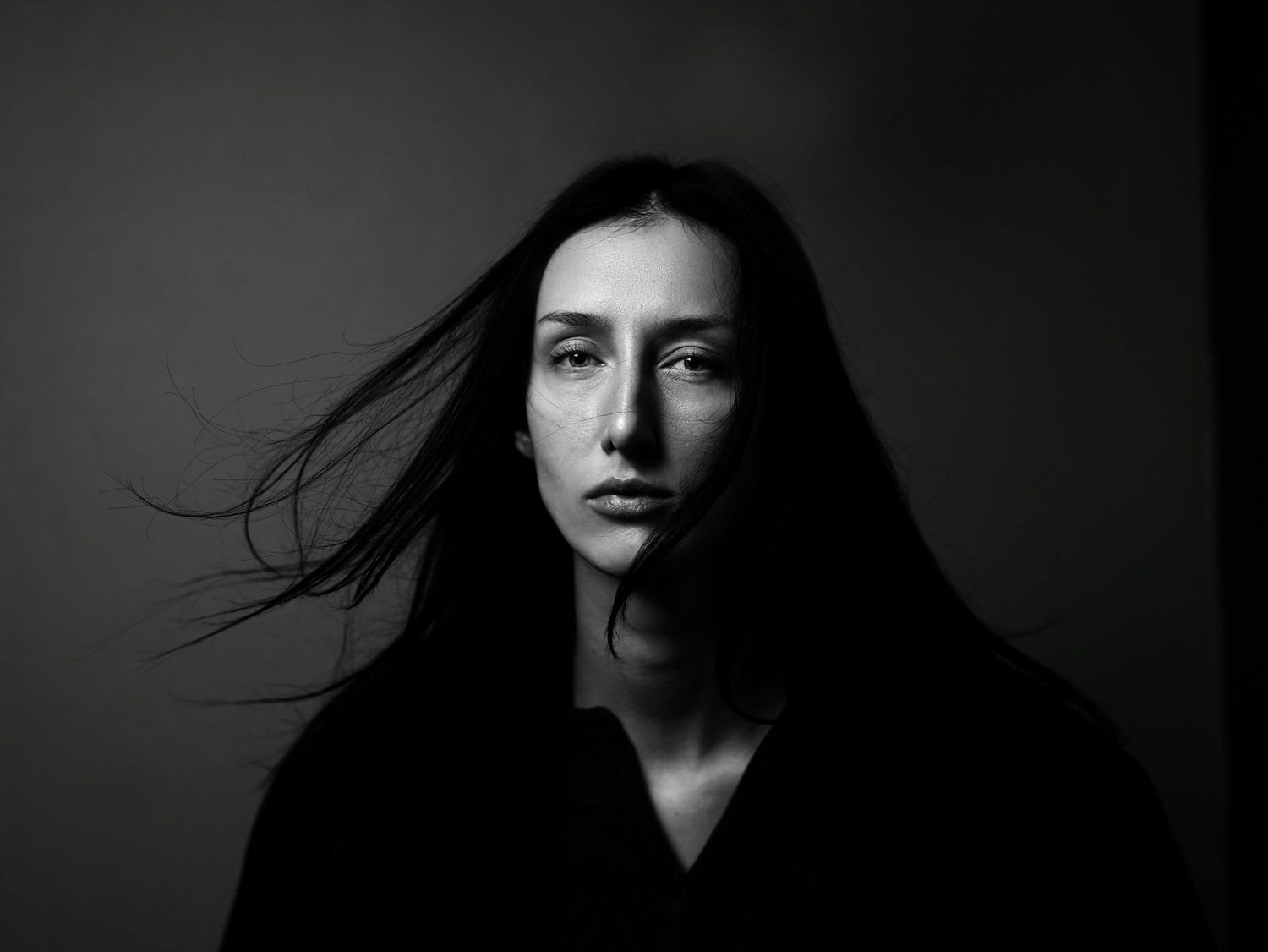 eesi ilu
noor naine
mustvalge portree
fotograaf tallinnas
masha bakhtina