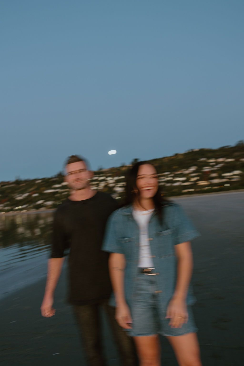Fun laidback sunset couples photos at Tahunanui Beach, Nelson Tasman. Howdy Pictures are film wedding photographers in New Zealand