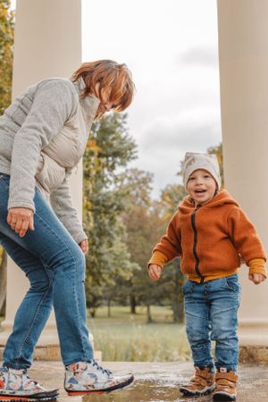 Familienfotograf aus Grimma und Leipzig – lebendige, warme Familienshootings draußen in der Natur mit authentischen Momenten und emotionalen