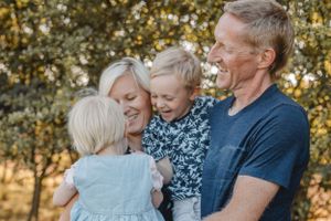 Familienfotograf aus Grimma und Leipzig – lebendige, warme Familienshootings draußen in der Natur mit authentischen Momenten und emotionalen