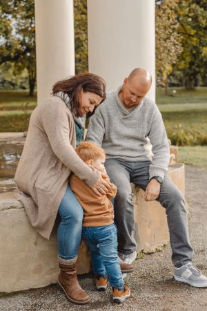 Familienfotograf aus Grimma und Leipzig – lebendige, warme Familienshootings draußen in der Natur mit authentischen Momenten und emotionalen