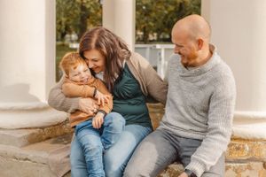 Familienfotograf aus Grimma und Leipzig – lebendige, warme Familienshootings draußen in der Natur mit authentischen Momenten und emotionalen