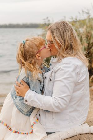Familienfotograf aus Grimma und Leipzig – lebendige, warme Familienshootings draußen in der Natur mit authentischen Momenten und emotionalen