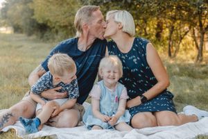Familienfotograf aus Grimma und Leipzig – lebendige, warme Familienshootings draußen in der Natur mit authentischen Momenten und emotionalen