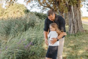 Familienfotograf aus Grimma und Leipzig – lebendige, warme Familienshootings draußen in der Natur mit authentischen Momenten und emotionalen