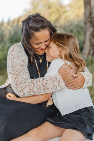 Familienfotograf aus Grimma und Leipzig – lebendige, warme Familienshootings draußen in der Natur mit authentischen Momenten und emotionalen