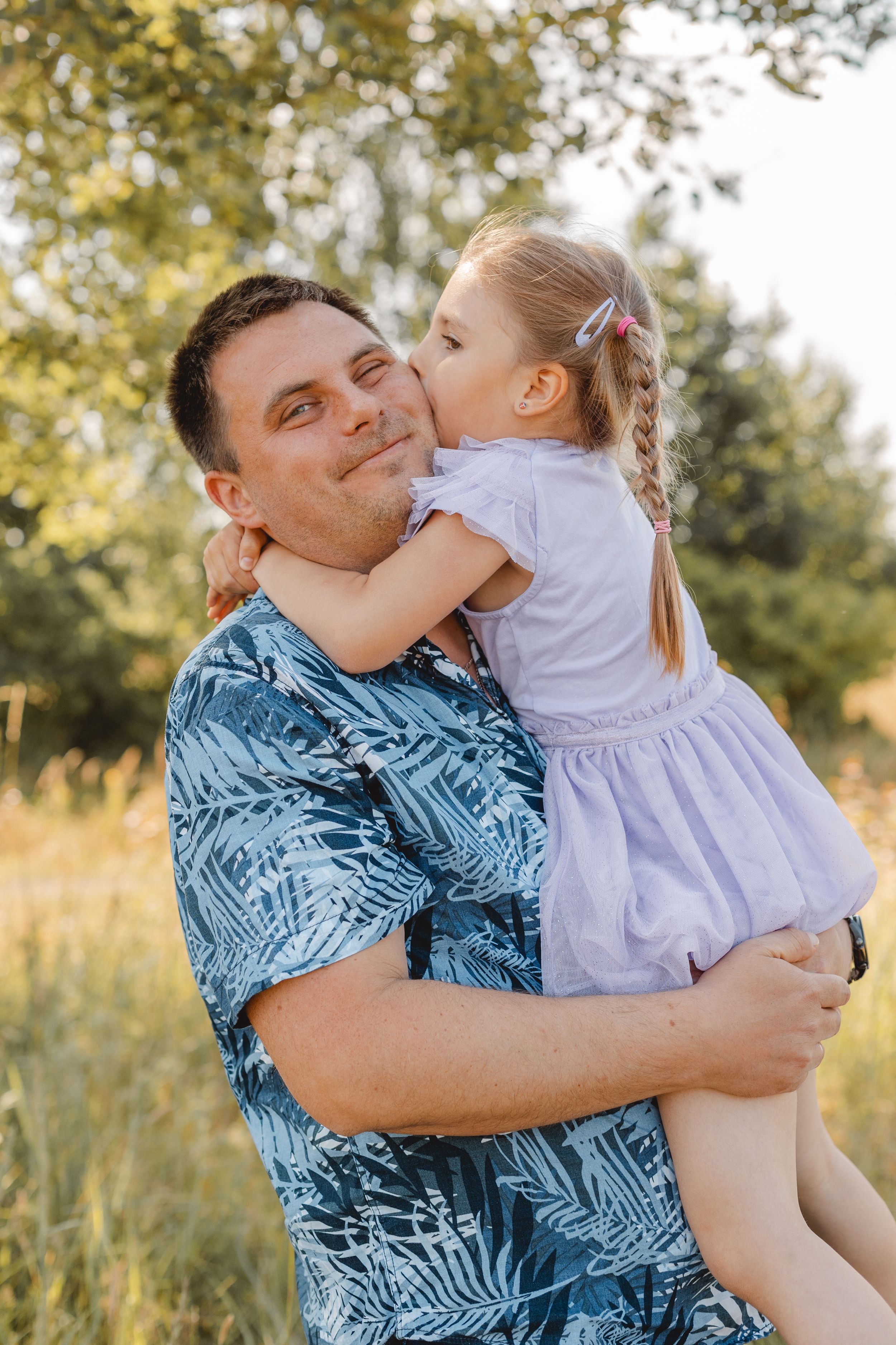 Familienfotograf aus Grimma und Leipzig – lebendige, warme Familienshootings draußen in der Natur mit authentischen Momenten und emotionalen