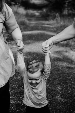 Familienfotograf aus Grimma und Leipzig – lebendige, warme Familienshootings draußen in der Natur mit authentischen Momenten und emotionalen