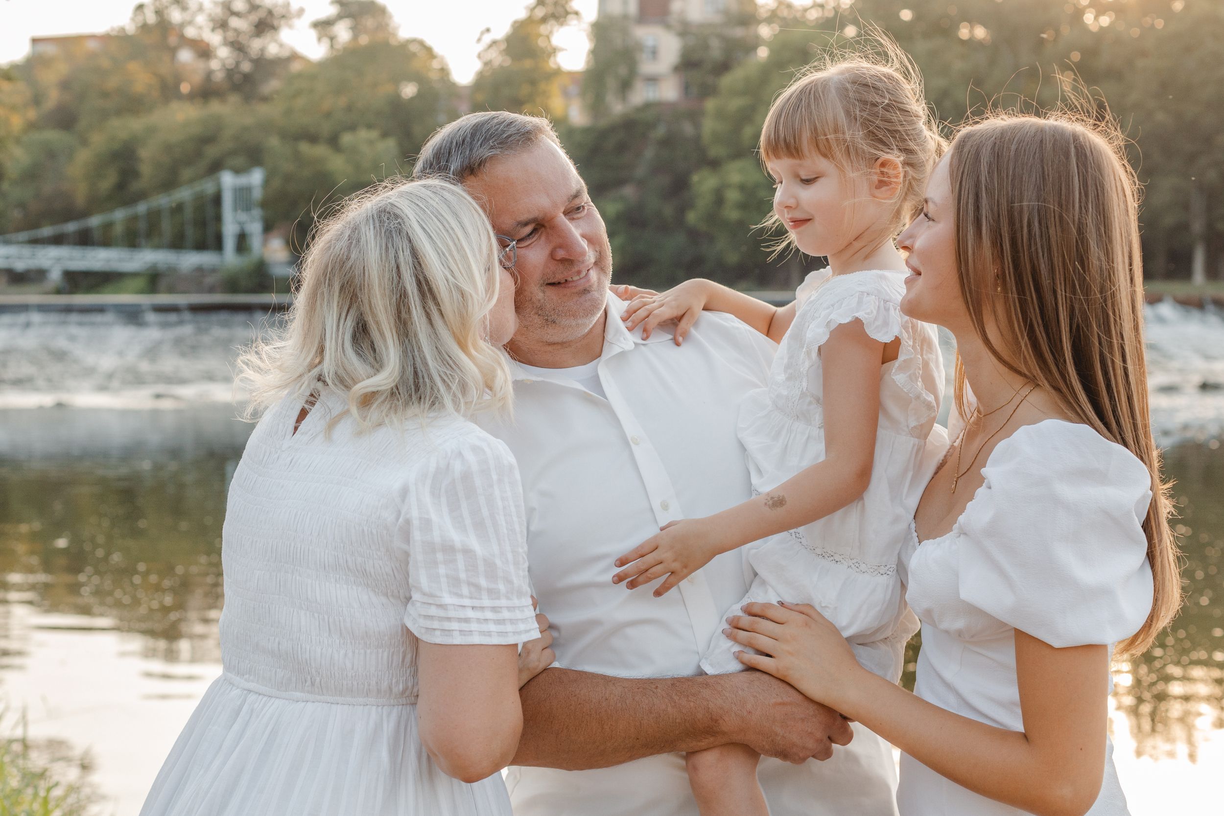 Familienfotograf in Grimma und Leipzig – authentisches Familienshooting mit echten, warmen Familienmomenten.