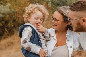 Familienfotograf aus Grimma und Leipzig – lebendige, warme Familienshootings draußen in der Natur mit authentischen Momenten und emotionalen