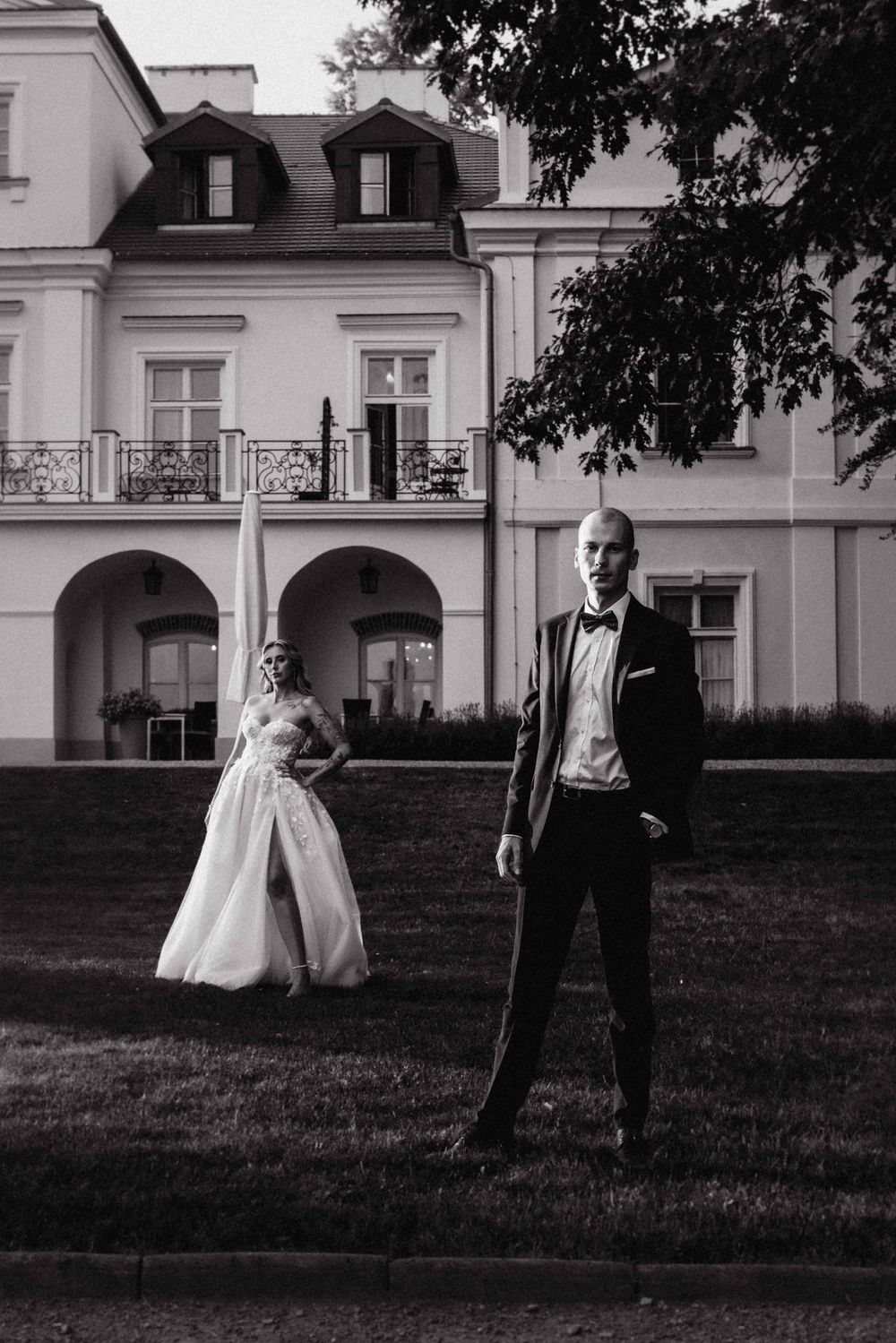 Para Młoda w romantycznej scenerii, fotografia ślubna