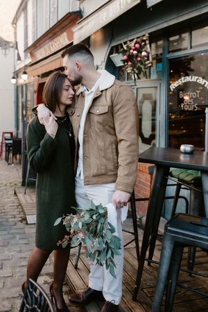 Couple s'embrassant dans le centre ville de Montfort l'Amaury