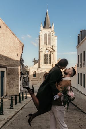 Séance photo couple devant l'église de Montfort-l'Amaury
