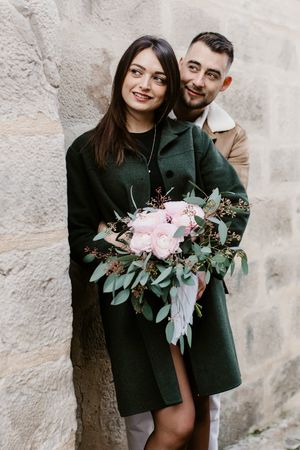 Séance photo saint valentin dans les yvelines avec bouquet de renoncules