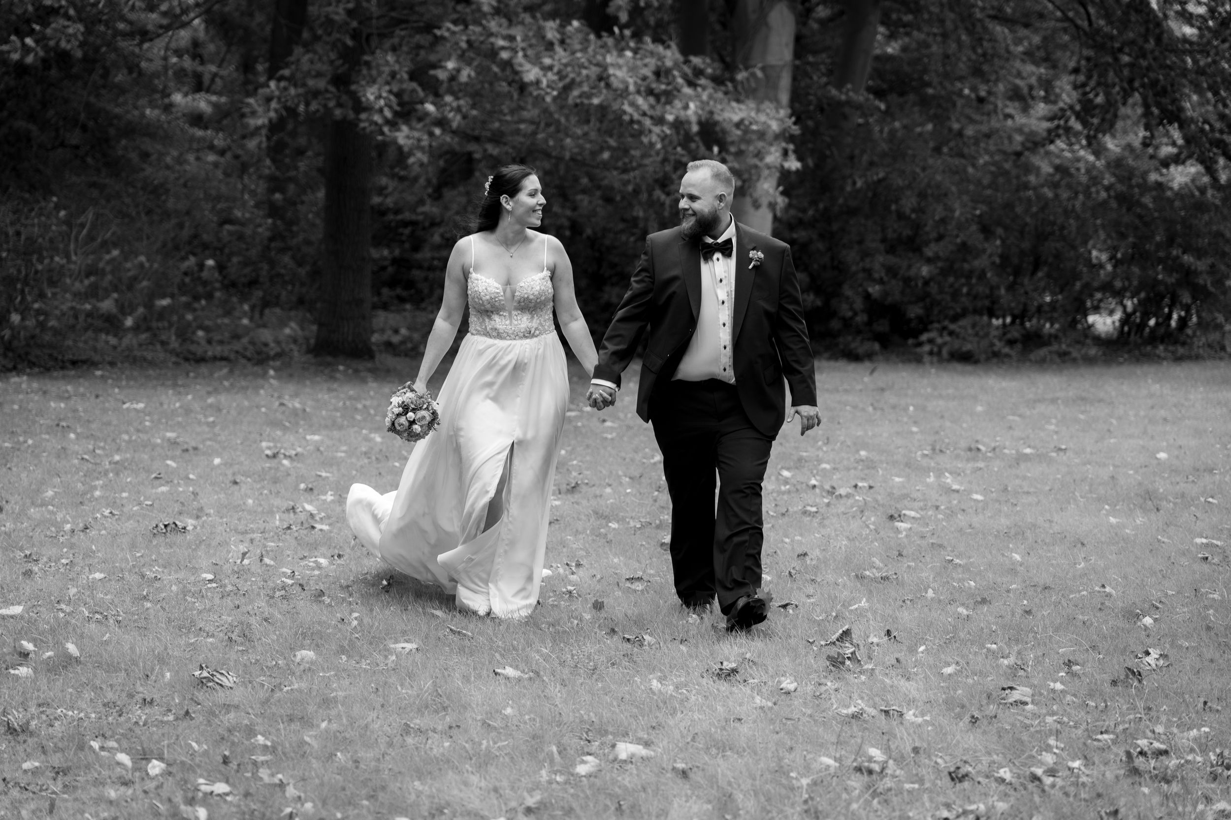 Hochzeitspaar im Park von Schloss Britz Berlin