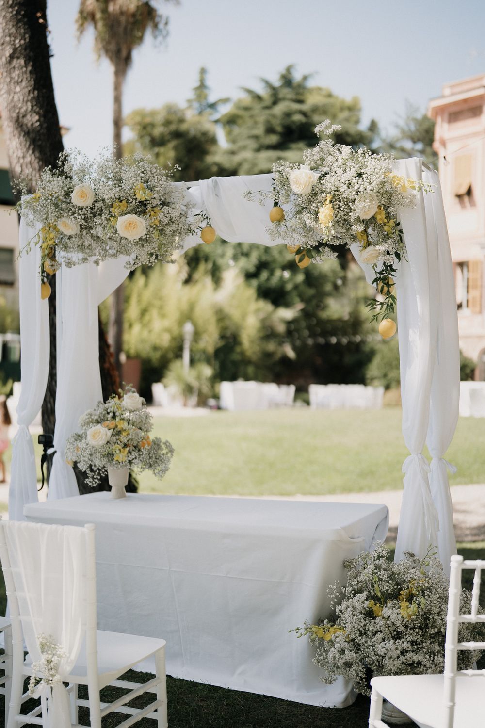 Dettaglio dell’arco floreale per cerimonia matrimonio a Villa Nobel Sanremo