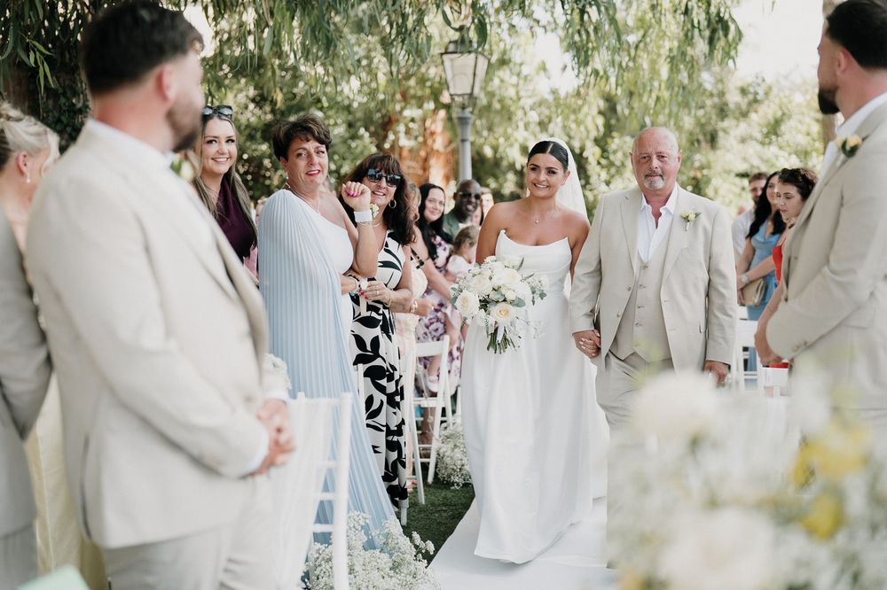 Ingresso della sposa nel parco di Villa Nobel Sanremo durante la cerimonia civile