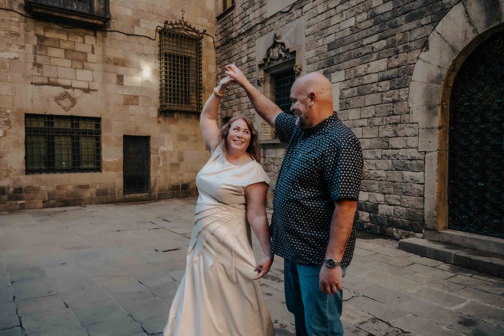 Natural couples photoshoot Barcelona featuring sunny autumn light.