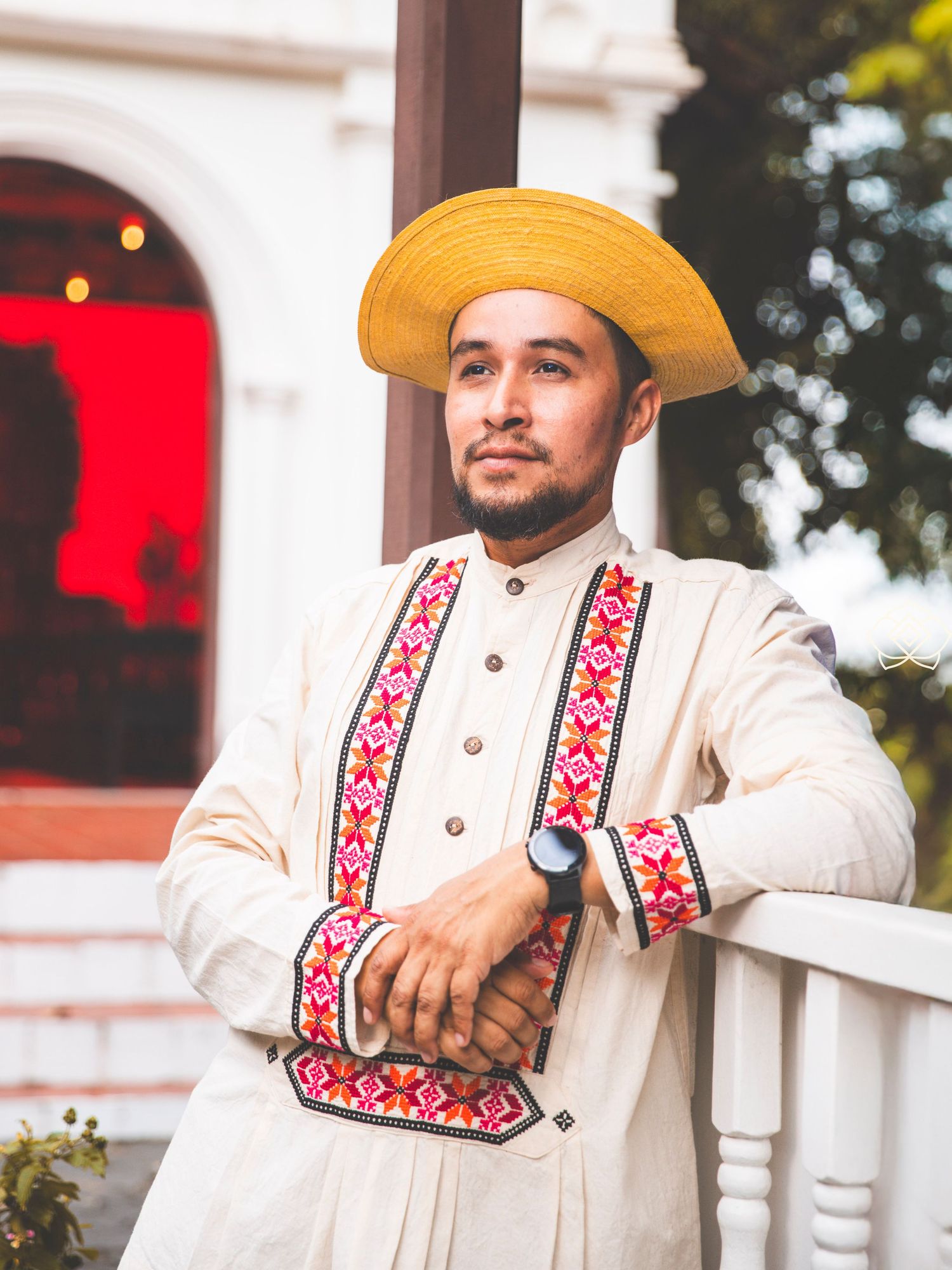 Varon panameño con camisa tradicional llamada coleta estilizada con labores tradicionales y sombrero tradicional amarillo