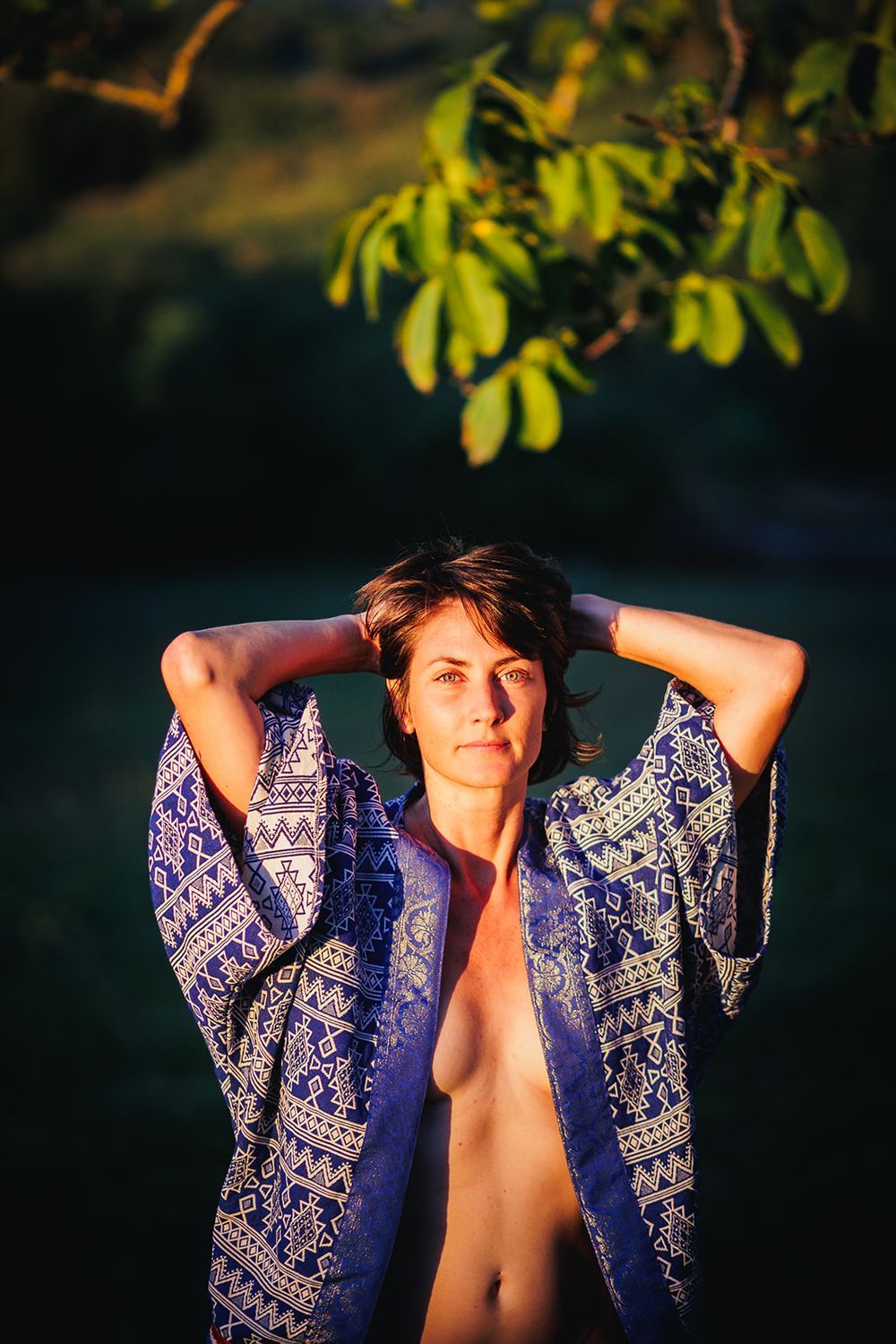 Portrait en lumière naturelle en extérieur de Claire Macnamara Photographe