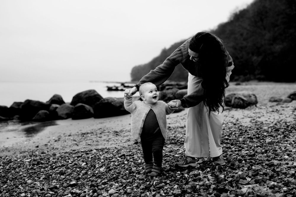 mor og baby fotografering på stranden i århus fotograferet af familiefotograf jane søndberg fotograf silkeborg