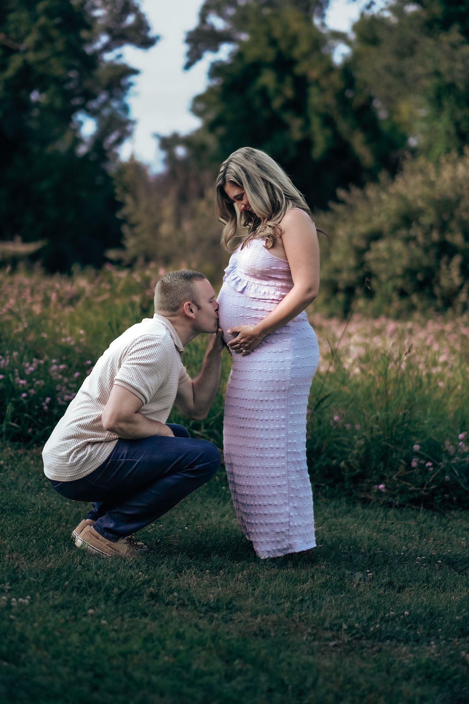 Maternity photography session in Villa Barr Art Park taken by Nicole Snaps Photography in Novi, Michigan