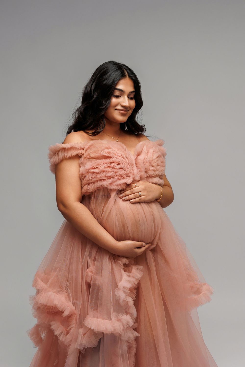 Chicago luxury maternity photography session showcasing elegant studio maternity portraits. Fine art maternity images for modern expecting m